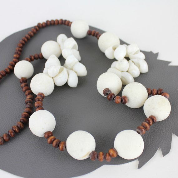 White & Brown Seashell and Wood Vintage Necklace - image 5