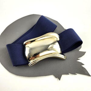 Cinturón elástico azul marino con hebilla de volutas doradas desgastadas, talla mediana/grande