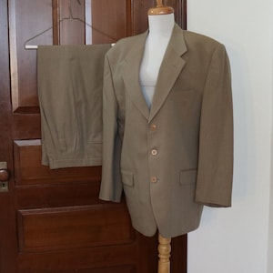 Men&#39;s Beige Italian Suit in Very Good Condition -1990s - See Description for Details and Size