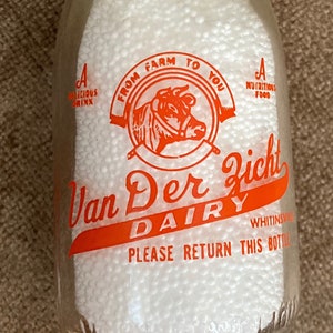 VanDerZicht half pint glass milk bottle with original cap, Whitinsville, MA, farm collectible, Dairy Farm