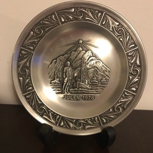 Astri Holth signed, numbered pewter Christmas plate in original box, &quot;Julen 1976&quot; made in Norway