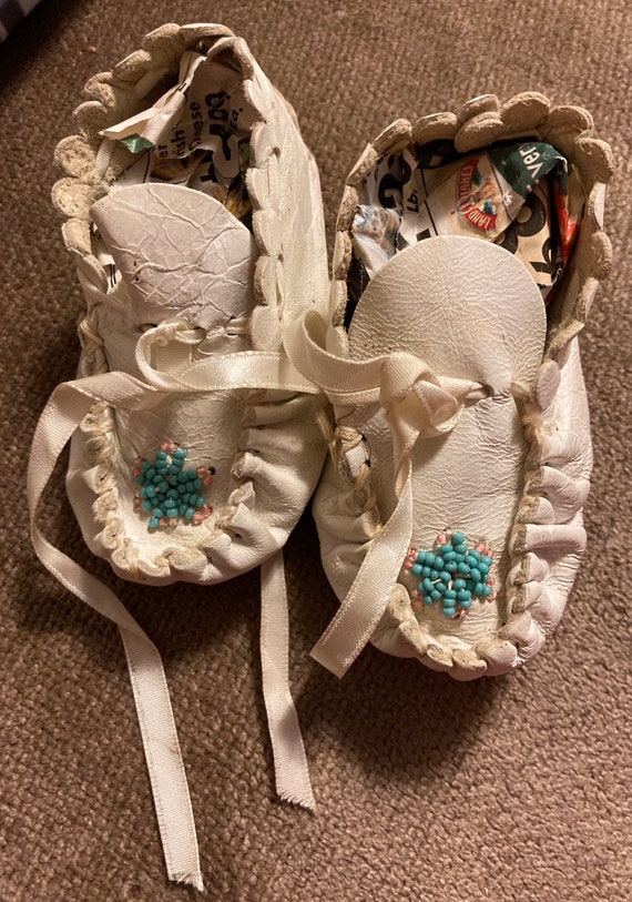 White beaded baby or doll moccasins with white rib