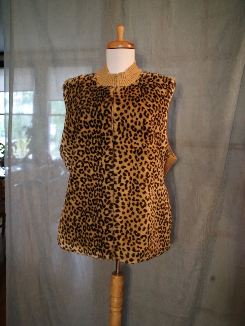 1618 W 90s Vintage Leopard Print Faux Fur Plush Sweater Vest sz