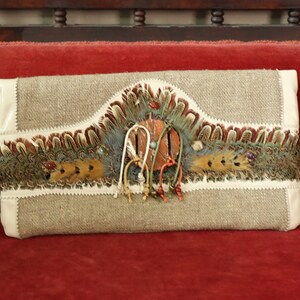 Bolso Clutch de Arpillera - Plumas, Piedras, Arpillera y Abalorios - de Very Special Things