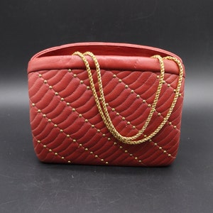 Bolso de mano Rosenfeld, de piel roja opaca con tachuelas doradas, años 60. Lea la descripción