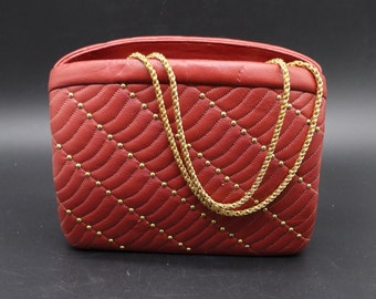Rosenfeld Handtasche -1960s Muted Red Leather mit Gold Studs- Bitte lesen Sie die Beschreibung