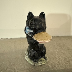 Beswick Beatrix Potter’s ‘Duchess’ the Dog, Style Two Holding a Pie Figurine, 1979
