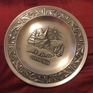 Astri Holth signed, numbered 6th Edition pewter Christmas plate, &quot;Julen 1978&quot; made in Norway in original box