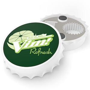 Puede incluir: Abrebotellas blanco con forma de tapón de botella con un logotipo verde y amarillo que dice "You've got... Vim! Refresh".