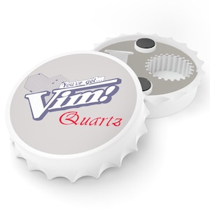 Puede incluir: Abrebotellas blanco con forma de tapón de botella con las palabras "You've got... Vim! Quartz" impresas en la parte superior. El abrebotellas tiene una parte posterior magnética.