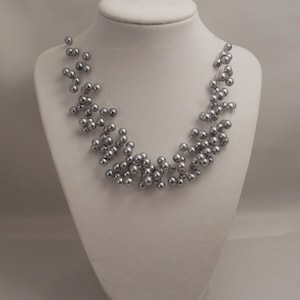 Elegante collar nupcial de múltiples hilos con efecto ilusión flotante y perlas de vidrio de peltre (gris claro) de 6 mm.