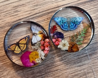 Enchanted forest, butterflies with real flowers and moss. Paper Butterfly in resin plugs, sizes 11mm and up.