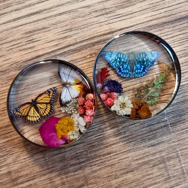 Enchanted forest, butterflies with real flowers and moss. Paper Butterfly in resin plugs, sizes 11mm and up.