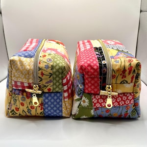 パッチワークポーチ – ハンドメイド | キルティング | 花柄コットン生地 | ファスナー開閉 | ゴールドのアクセント | 一点もののメイクアップバッグ | 春の女性へのギフト