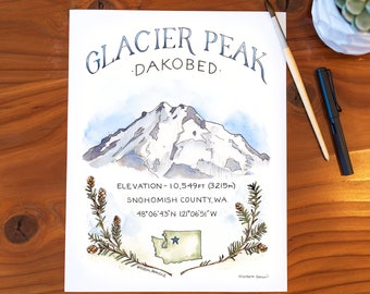 Peut inclure: Une illustration à l'aquarelle du pic Glacier, une montagne du comté de Snohomish, Washington. L'illustration montre la montagne avec des sommets enneigés et un ciel bleu. Le texte "Glacier Peak - Dakobed" est en haut de l'image. Le texte "Elevation - 10,549ft (3215m)" est sous la montagne. Le texte "Snohomish County, WA" est sous le texte de l'altitude. Le texte "48°06'43"N 121°06'51"W" est sous le texte du comté. Une petite carte de l'État de Washington est sous les coordonnées. Le texte "Western Hemlock" est sous la carte. Le texte "Eldarbeth Person" est sous la carte.