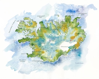 Könnte beinhalten: Eine Aquarellkarte von Island mit grünen und gelben Landmassen, umgeben von blauen Ozeanflächen. Die Karte enthält Beschriftungen für Städte, Regionen und Gewässer, wobei das Wort ICELAND in Weiß in der Mitte der Insel aufgedruckt ist.