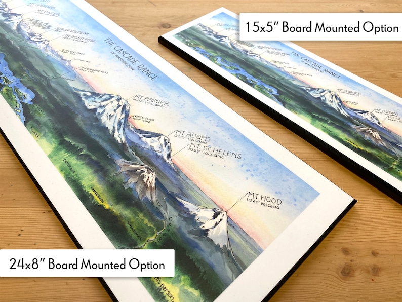 K&ouml;nnte beinhalten: Eine Aquarell-Illustration der Cascade Range im Bundesstaat Washington, die die wichtigsten Berge zeigt, darunter Mount Rainier, Mount Adams, Mount St. Helens und Mount Hood. Die Illustration ist auf Papier gedruckt und auf einem Brett montiert, erh&auml;ltlich in zwei Gr&ouml;&szlig;en: 15x5 Zoll und 24x8 Zoll.