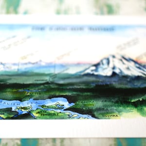 K&ouml;nnte beinhalten: Aquarellmalerei einer Landschaft mit Bergen, einem See und dem Text "Salish Sea" in Blau. Die Berge sind schneebedeckt und der See ist von gr&uuml;nen B&auml;umen umgeben. Der Text "Everett", "Seattle", "Tacoma" und "Olympia" ist ebenfalls auf dem Bild zu sehen.