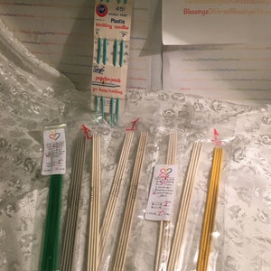 Puede incluir: Un juego de agujas de tejer de varios colores y tama&ntilde;os. Las agujas est&aacute;n empaquetadas en bolsas de pl&aacute;stico transparentes. Las bolsas est&aacute;n etiquetadas con el tama&ntilde;o y la longitud de las agujas. Las agujas est&aacute;n hechas de pl&aacute;stico y madera.