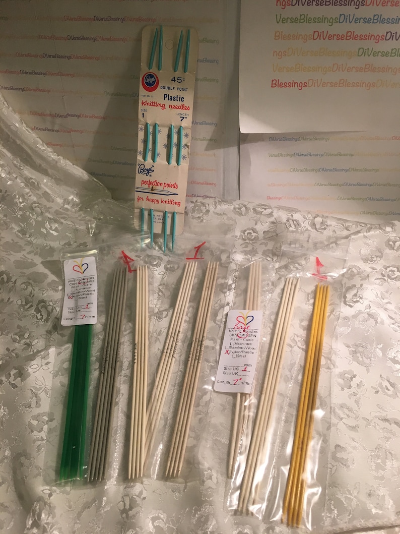 Puede incluir: Un juego de agujas de tejer de varios colores y tama&ntilde;os. Las agujas est&aacute;n empaquetadas en bolsas de pl&aacute;stico transparentes. Las bolsas est&aacute;n etiquetadas con el tama&ntilde;o y la longitud de las agujas. Las agujas est&aacute;n hechas de pl&aacute;stico y madera.