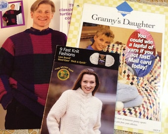Puede incluir: Se exhiben varios libros de patrones de tejido vintage, con imágenes de suéteres tejidos y el texto "MOCK TURTLENECK" y "9 Fast Knit Fashions". Los libros muestran varios estilos de tejido y tipos de hilo, incluyendo "Wool-Ease".