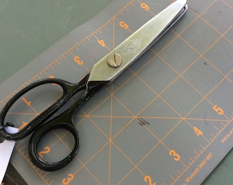 Guggenhein IV, 4.5 Inch Curved Embroidery Scissors