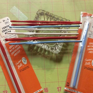 Susan BATES, Orange Card, Crochet Hook, Luxite Plastic, Inline Hook, gold Engraved, Toward end, Made in USA, Very early