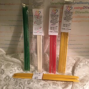 Puede incluir: Tres juegos de agujas de tejer de diferentes colores: verde, blanco y rojo. Cada juego est&aacute; empaquetado en una bolsa de pl&aacute;stico transparente con una etiqueta que incluye el tama&ntilde;o, el material y la longitud de las agujas. La etiqueta tambi&eacute;n incluye el texto "Bare" y "Knitting Needles". Las agujas tienen 17,8 cm de largo.