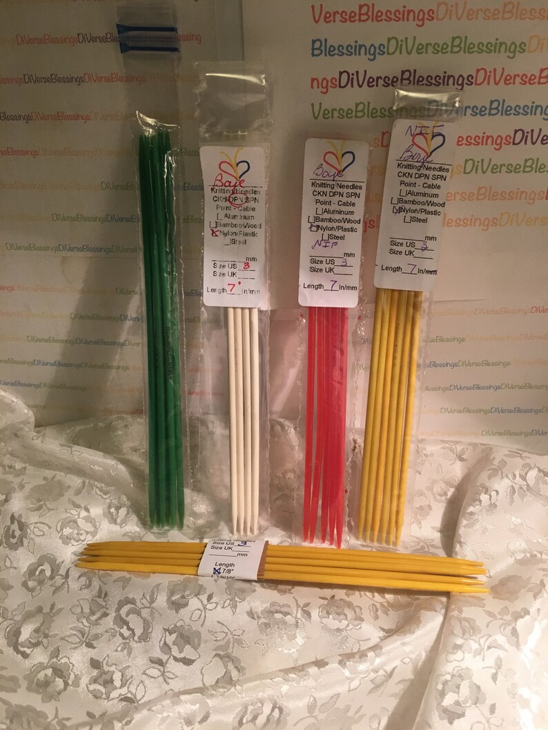 Puede incluir: Tres juegos de agujas de tejer de diferentes colores: verde, blanco y rojo. Cada juego est&aacute; empaquetado en una bolsa de pl&aacute;stico transparente con una etiqueta que incluye el tama&ntilde;o, el material y la longitud de las agujas. La etiqueta tambi&eacute;n incluye el texto "Bare" y "Knitting Needles". Las agujas tienen 17,8 cm de largo.