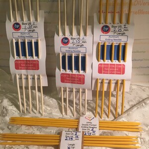 Puede incluir: Un juego de seis agujas de tejer de diferentes tama&ntilde;os, incluyendo la talla US 2, 2,25 mm y 2,75 mm. Las agujas son de aluminio y tienen un color amarillo. Las agujas est&aacute;n empaquetadas en pl&aacute;stico y etiquetadas con el tama&ntilde;o y la longitud. Las agujas son perfectas para proyectos de tejido de todos los tama&ntilde;os.