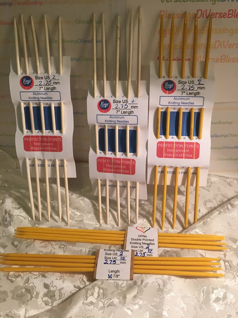 Puede incluir: Un juego de seis agujas de tejer de diferentes tama&ntilde;os, incluyendo la talla US 2, 2,25 mm y 2,75 mm. Las agujas son de aluminio y tienen un color amarillo. Las agujas est&aacute;n empaquetadas en pl&aacute;stico y etiquetadas con el tama&ntilde;o y la longitud. Las agujas son perfectas para proyectos de tejido de todos los tama&ntilde;os.