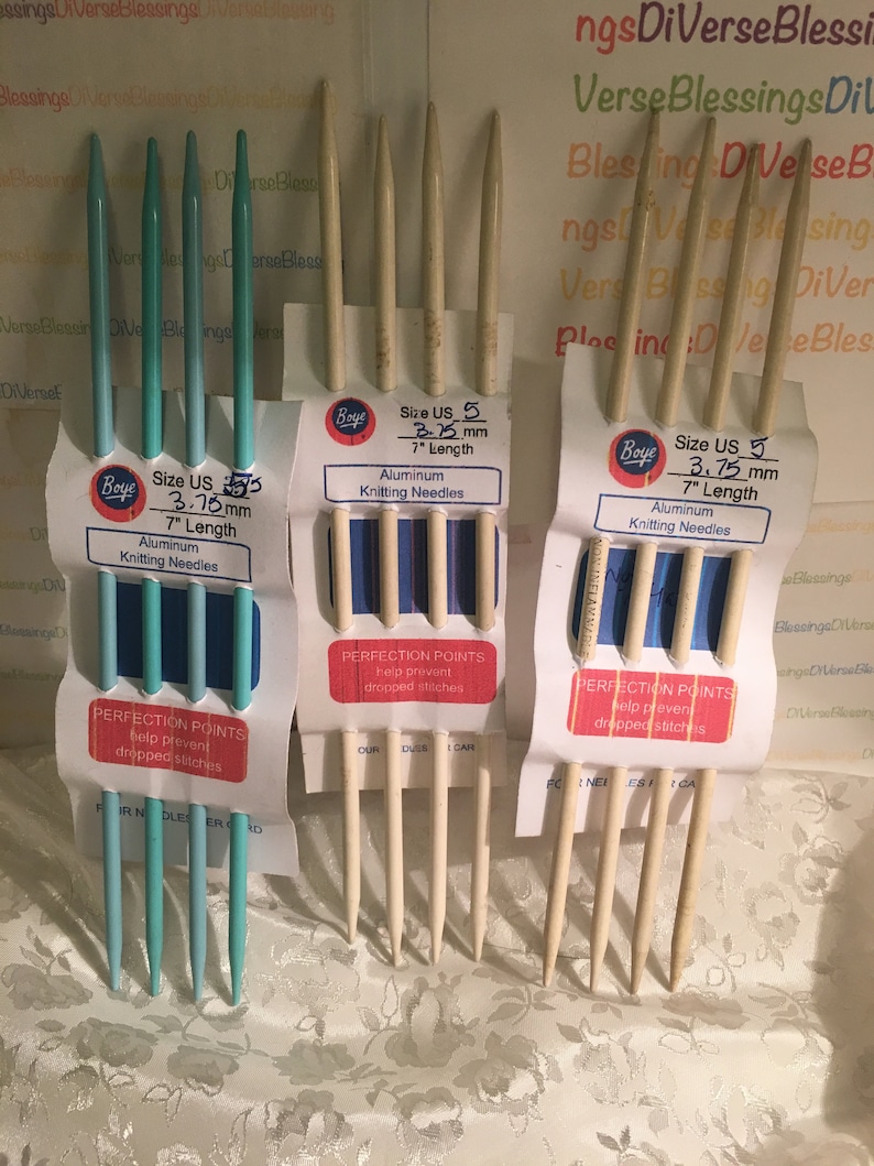 Puede incluir: Tres juegos de agujas de tejer de aluminio Boye en las tallas US 3.75, US 5 y US 9.5. Cada juego incluye cinco agujas de 17,8 cm de largo, con puntas de perfecci&oacute;n para ayudar a evitar que se caigan las puntadas.