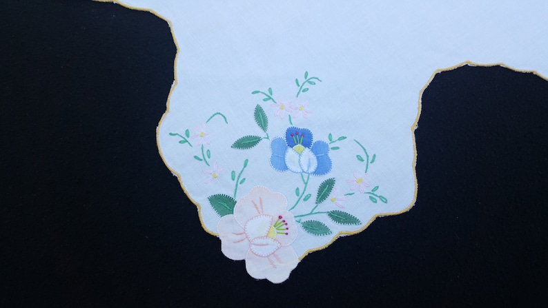 Vintage Bun Warmer Hot Biscuit Caddy Floral Applique Cotton Basket Liner Cover White Hand Embroidered Flowers Yellow Pink Blue 15 x 15 in