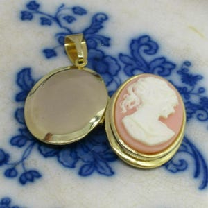 Vintage Cameo Locket Victorian Style Oval Gold Tone Metal Resin Cameo
