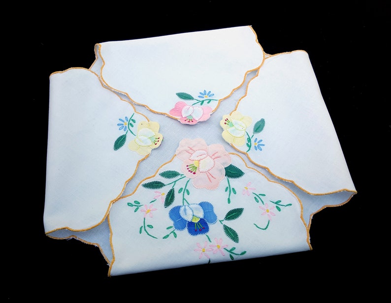 Vintage Bun Warmer Hot Biscuit Caddy Floral Applique Cotton Basket Liner Cover White Hand Embroidered Flowers Yellow Pink Blue 15 x 15 in