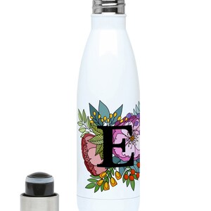 Garrafa de água 500ml Monograma floral / inicial / letra E com contorno floral - design original de thingsbyanabelle