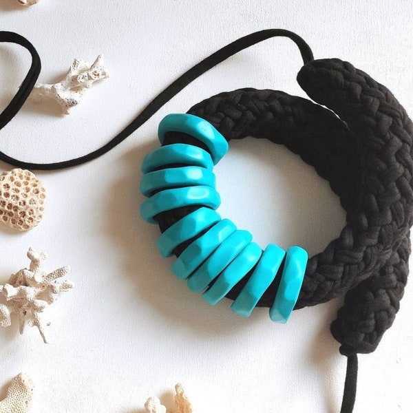 Collier turquoise moderne en fil de t-shirt et pâte polymère.