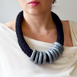 Tribal Halskette aus Baumwolle und Ton