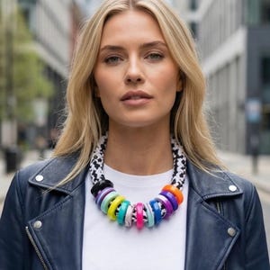 Collier original, pièce tendance aux couleurs vives