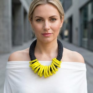 Collar llamativo de algodón negro grueso y arcilla polimérica amarilla, collar de inspiración tribal.