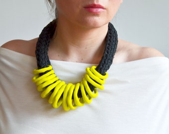 Bib necklace made of cotton and clay