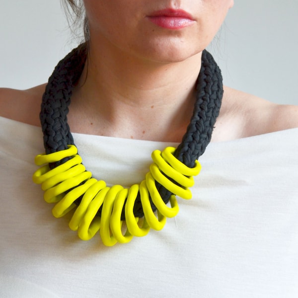Bib necklace made of cotton and clay