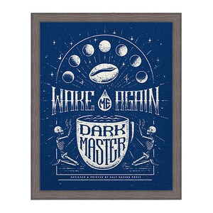 Puede incluir: Una impresión ilustrada azul y blanca con una taza de café y el texto "Wake Me Again Dark Master" y "Designed & Printed by Half Hazard Press".