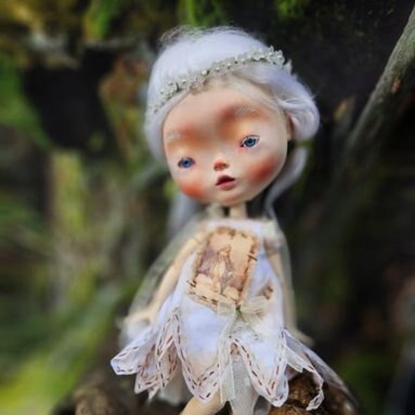 Ooak custom Blythe pop: Sneeuwklokje - twee jurken