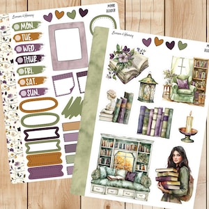 Könnte beinhalten: Ein Set Planer-Aufkleber mit einem Buch-Thema mit Illustrationen von Büchern, einem Bücherregal, einer Laterne, einer Kerze und einer Frau, die Bücher hält. Die Aufkleber sind in Grün-, Lila- und Brauntönen gehalten.