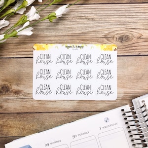 Puede incluir: Una hoja de 12 pegatinas blancas con el texto "CLEAN HOUSE" escrito en cursiva negra. Las pegatinas están dispuestas en cuatro filas de tres.