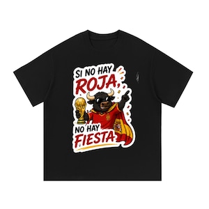 Può includere: Una t-shirt nera con la grafica di un toro che indossa occhiali da sole e un mantello rosso e giallo, mentre tiene in mano un trofeo dorato. Il testo SI NO HAY ROJA, NO HAY FIESTA è scritto in bianco e rosso, circondato da coriandoli sul davanti.