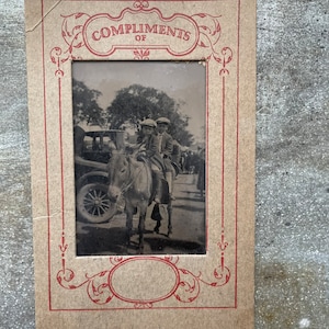 Garotos fofos vintage em passeio de pônei - montado em cartão chique - década de 1930