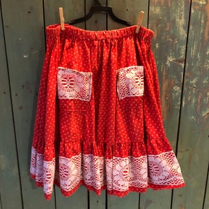 Vintage Red Floral Square dance skirt - lace pockets - 16&quot; elastic waist - lace trim - full circle - L - Western skirt - peasant skirt