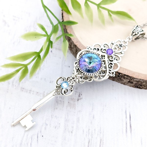 Collar de llave de esqueleto "Fleur de Lune" - Llave lila adornada para mi colgante de cristal de corazón, joyería de hadas de declaración Fairycore Fantasy Witchy Gift